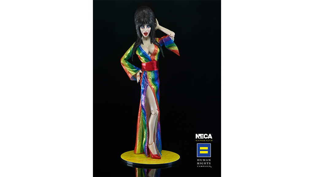 NECA Elvira Action Figure Bandiera Pride 20 Cm - Collezionabile Horror E LGBTQ+